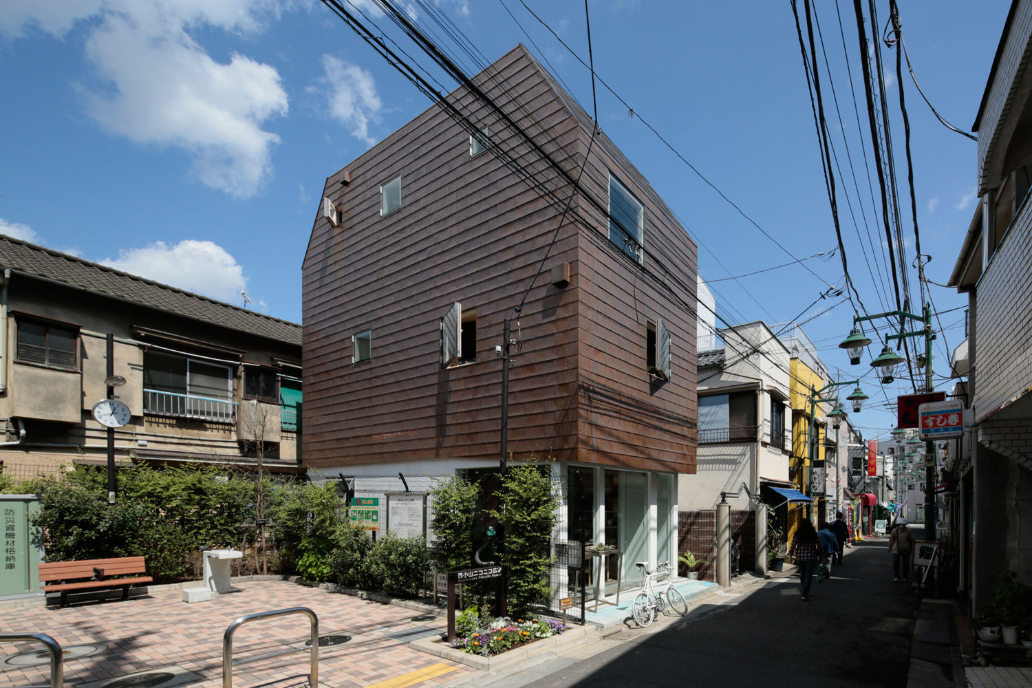 都市のツリーハウス, m-SITE-r m-SITE-r Casas de estilo ecléctico