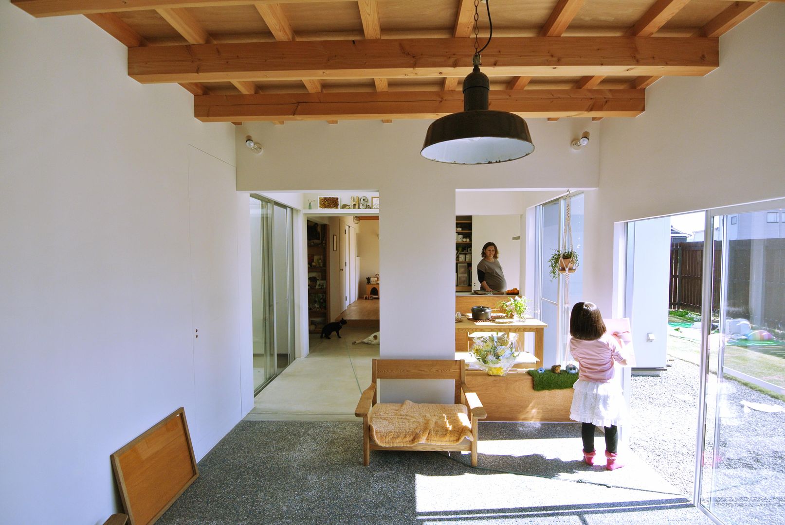 ​House for DONKORO, シキナミカズヤ建築研究所 シキナミカズヤ建築研究所 Salones de estilo moderno Madera Acabado en madera