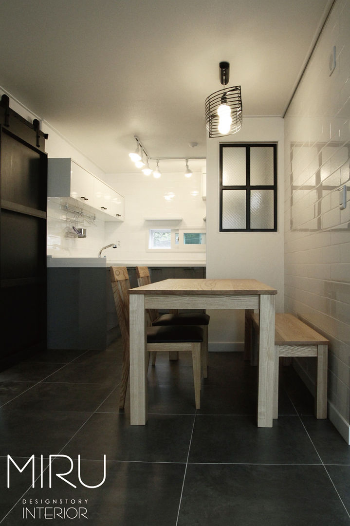 트랜디한 아파트 인테리어(주방), 미루디자인 미루디자인 모던스타일 주방 테이블,가구,재산,목재,인테리어 디자인,직사각형,의자,책상,바닥,바닥