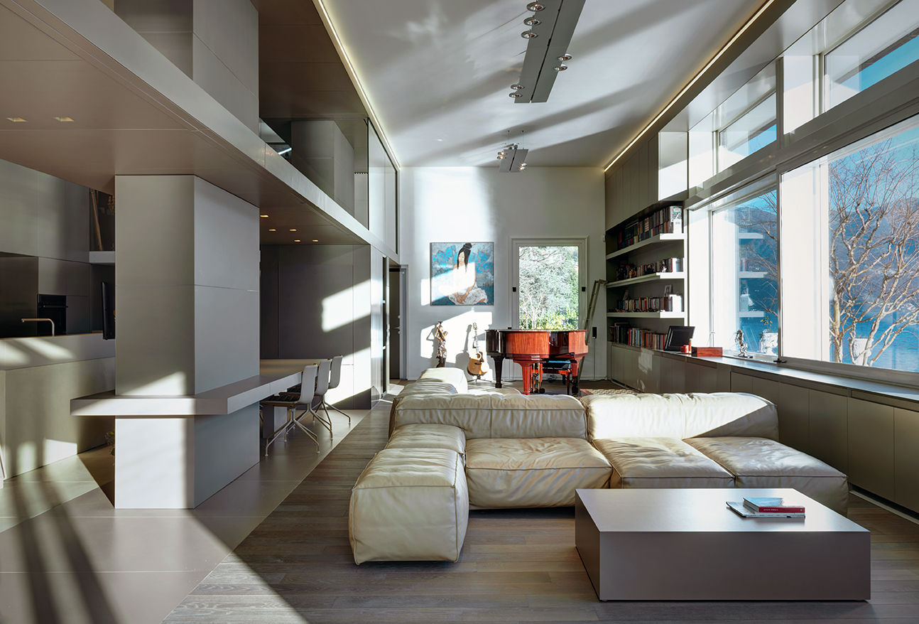 Villa T: Una Splendida proprietà allungata su una riva del lago di Como, arkham project arkham project Modern living room