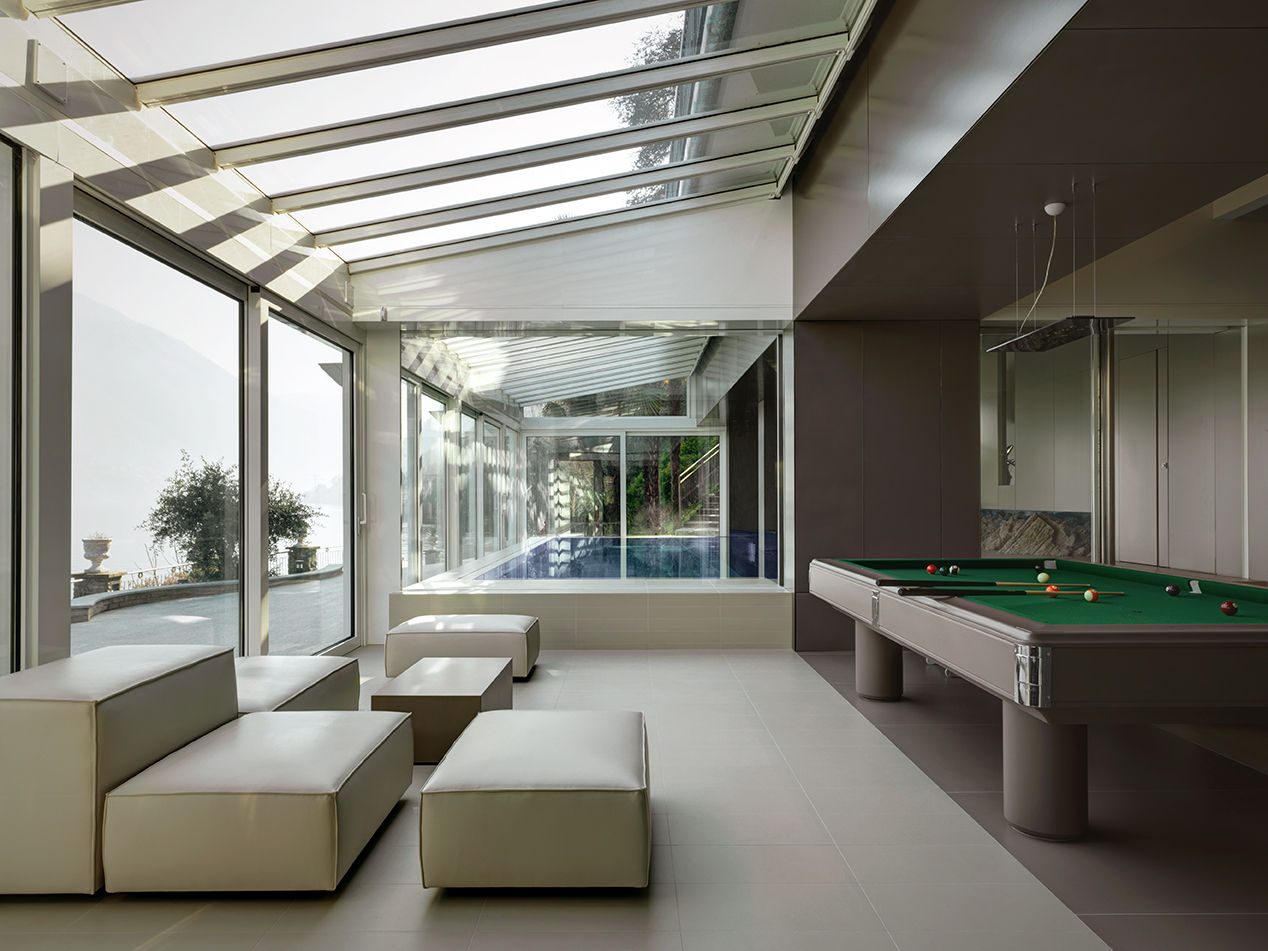 Villa T: Una Splendida proprietà allungata su una riva del lago di Como, arkham project arkham project 모던스타일 발코니, 베란다 & 테라스