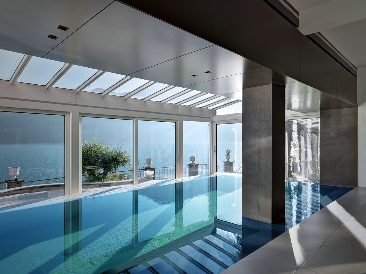 Villa T: Una Splendida proprietà allungata su una riva del lago di Como, arkham project arkham project Piscina moderna