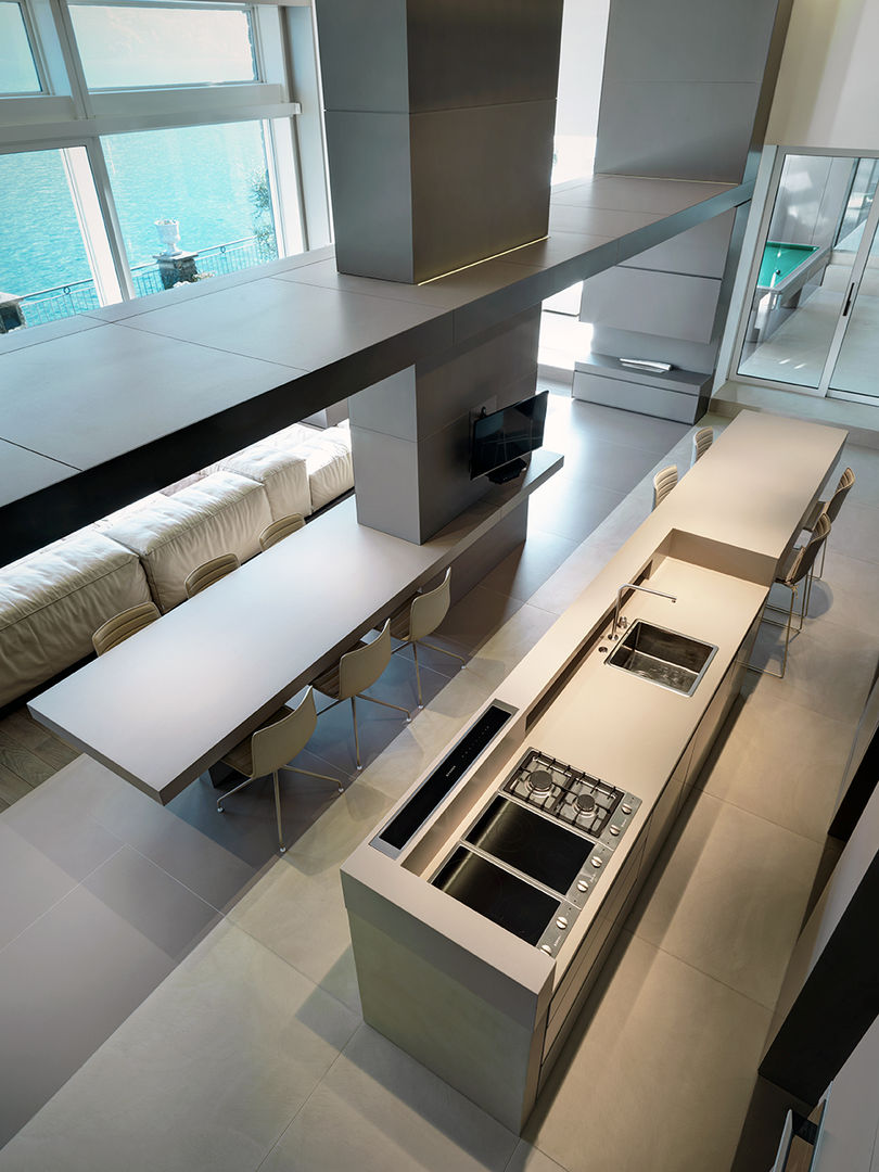 Villa T: Una Splendida proprietà allungata su una riva del lago di Como, arkham project arkham project Modern style kitchen