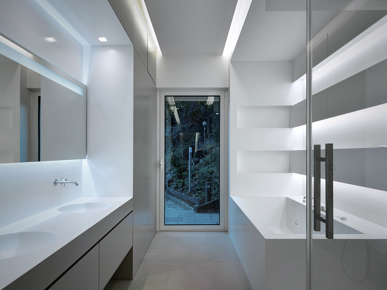 Villa T: Una Splendida proprietà allungata su una riva del lago di Como, arkham project arkham project Modern bathroom
