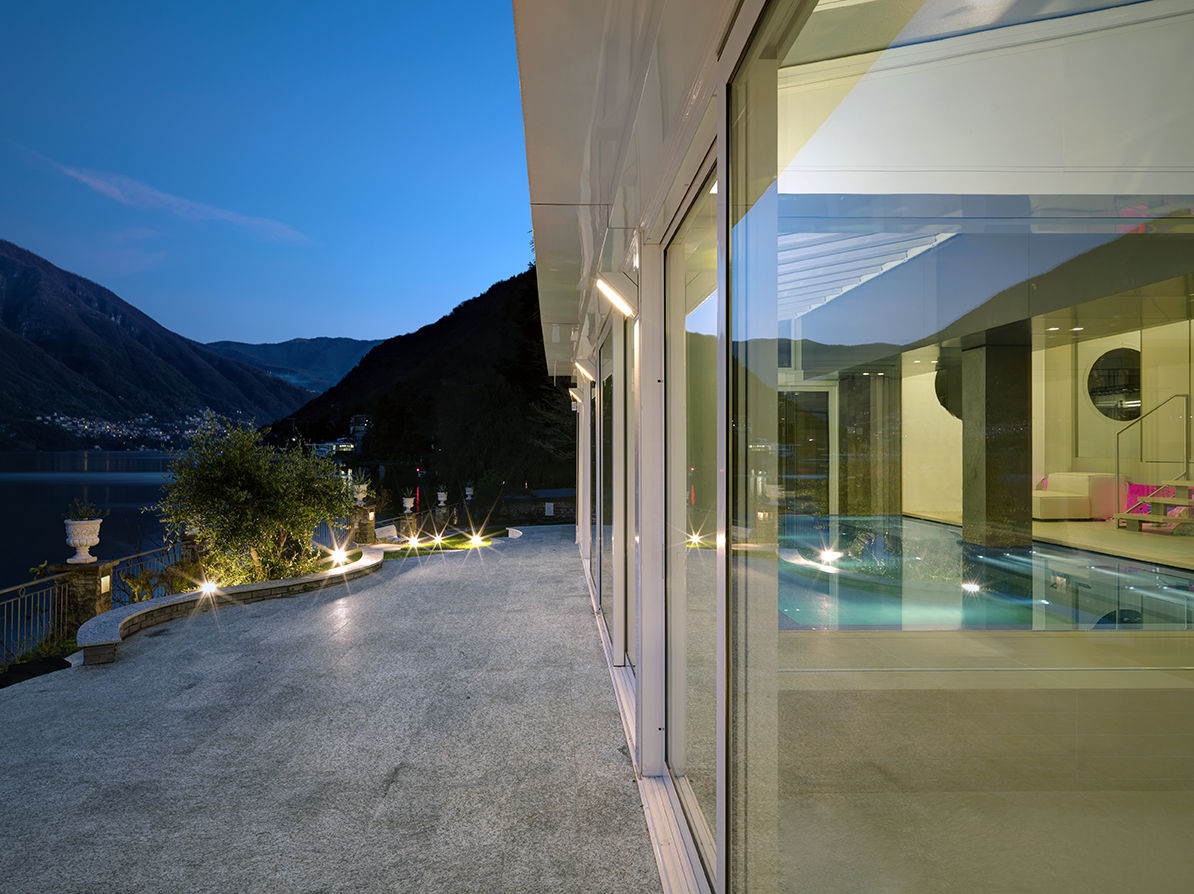 Villa T: Una Splendida proprietà allungata su una riva del lago di Como, arkham project arkham project 露臺