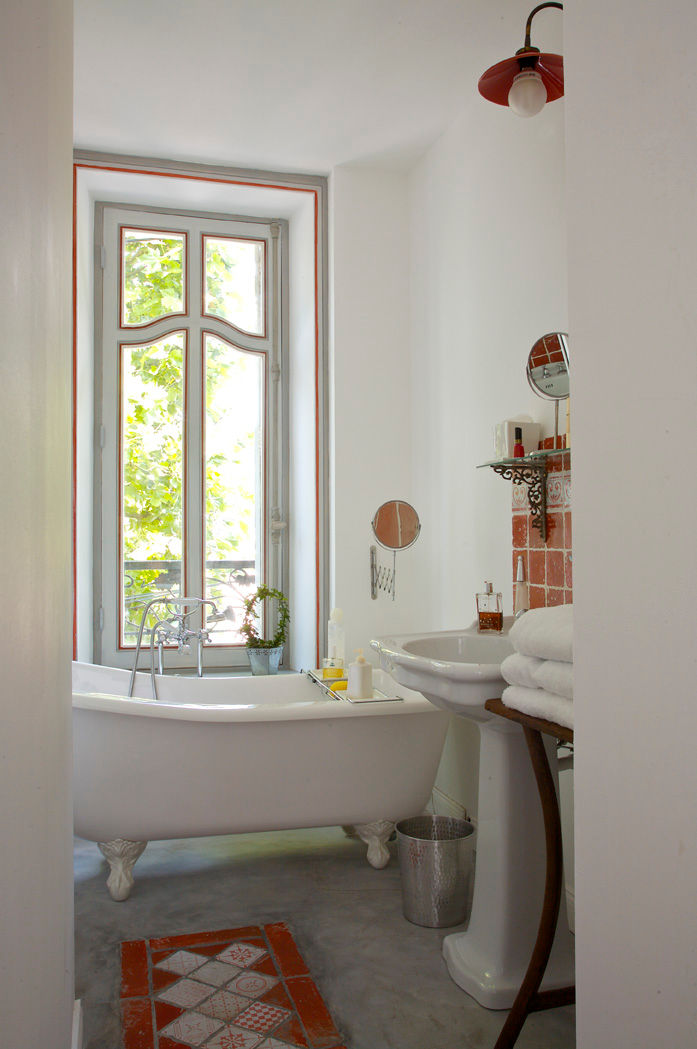 Salle de bain blanche Frédéric TABARY Salle de bain moderne Céramique Baignoires & douches
