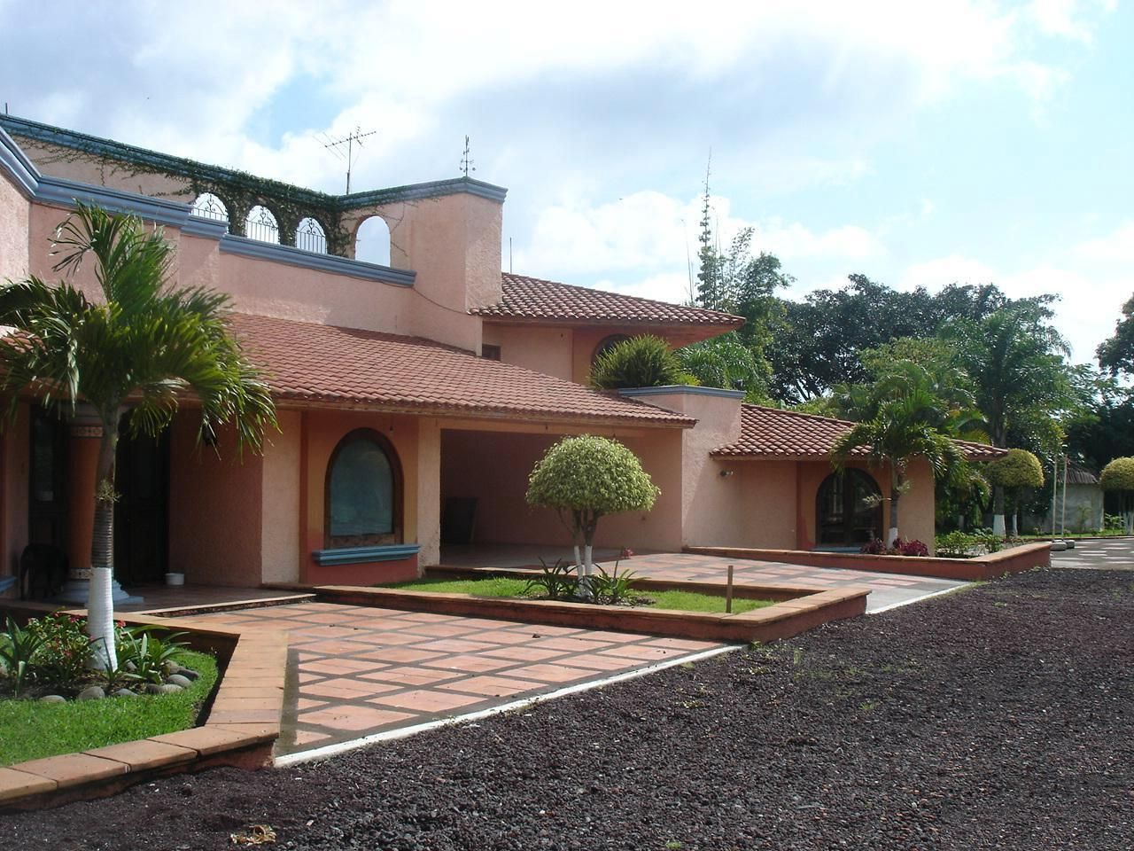 Casa en Dos Rios Xalapa., CouturierStudio CouturierStudio Дома в колониальном стиле