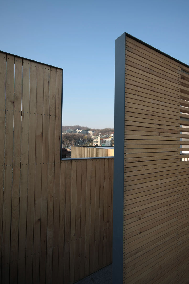 mom's house, 건축사사무소 moldproject 건축사사무소 moldproject Modern style balcony, porch & terrace Wood Wood effect