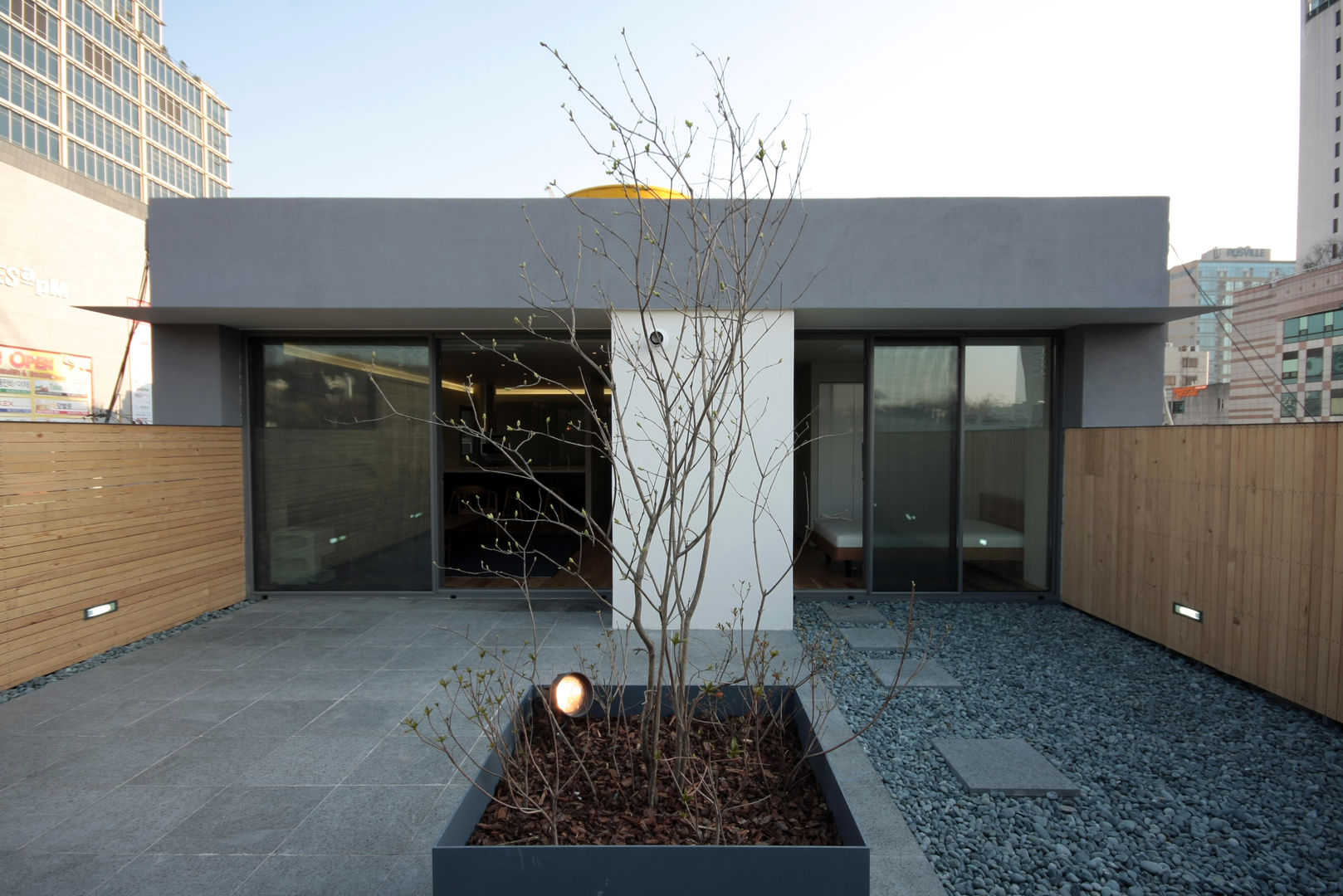 mom's house, 건축사사무소 moldproject 건축사사무소 moldproject Balcone, Veranda & Terrazza in stile moderno Pietra