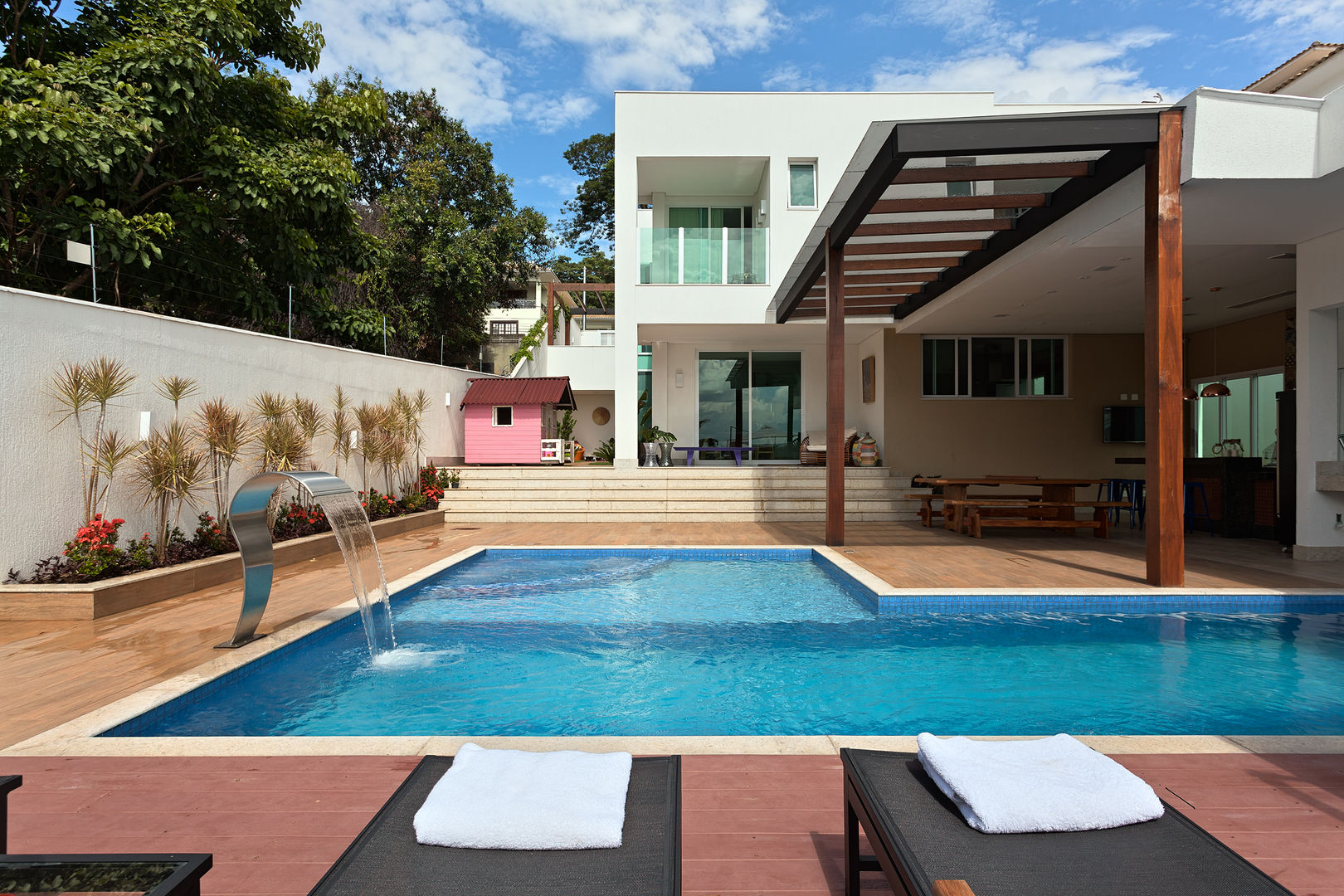 homify Modern pool