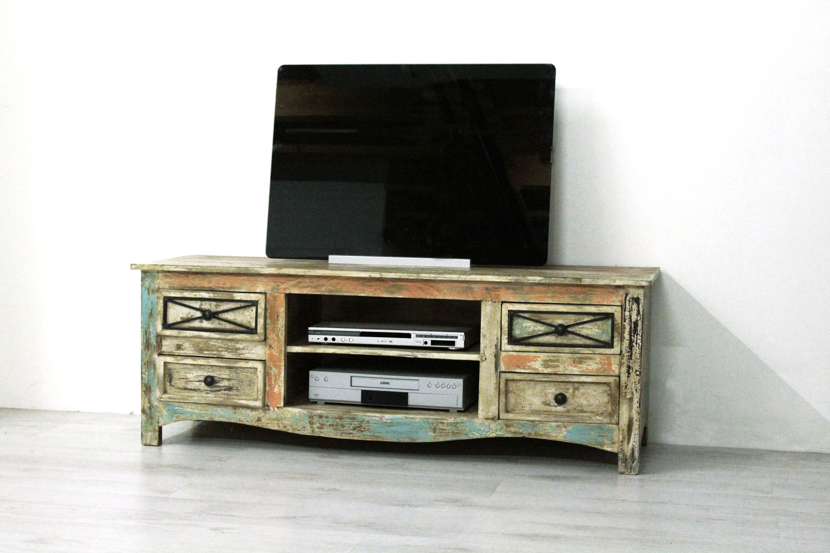 Shabby Chic mit Gulliver, AMD Möbel Handelsgesellschaft mbH & Co. KG AMD Möbel Handelsgesellschaft mbH & Co. KG Salas de estar ecléticas Madeira maciça Multi colorido TV e mobiliário