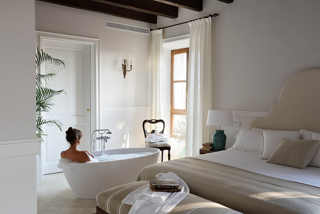 HOTEL CAL REIET – THE MAIN HOUSE, Bloomint design Bloomint design Mediterranean style bedroom