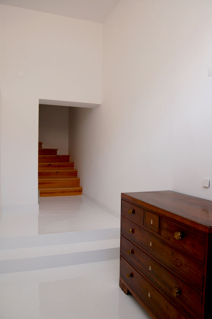 Renovação de apartamento na Junqueira, Borges de Macedo, Arquitectura. Borges de Macedo, Arquitectura. Modern corridor, hallway & stairs
