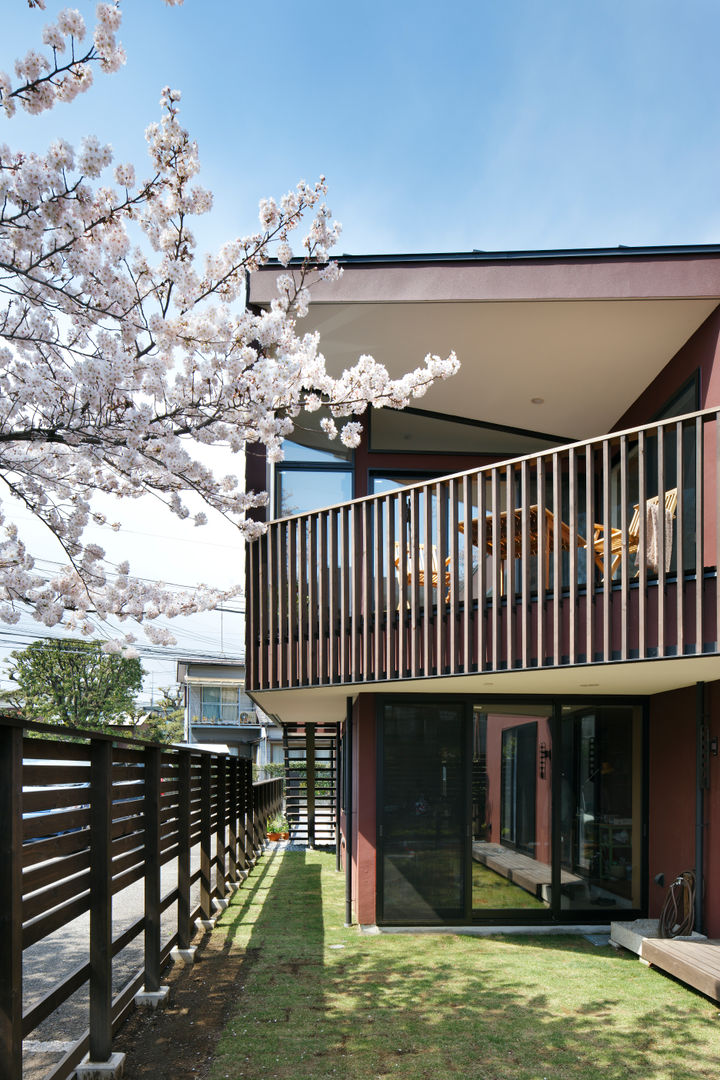 上馬の家, 向山建築設計事務所 向山建築設計事務所 Balcon, Veranda & Terrasse modernes