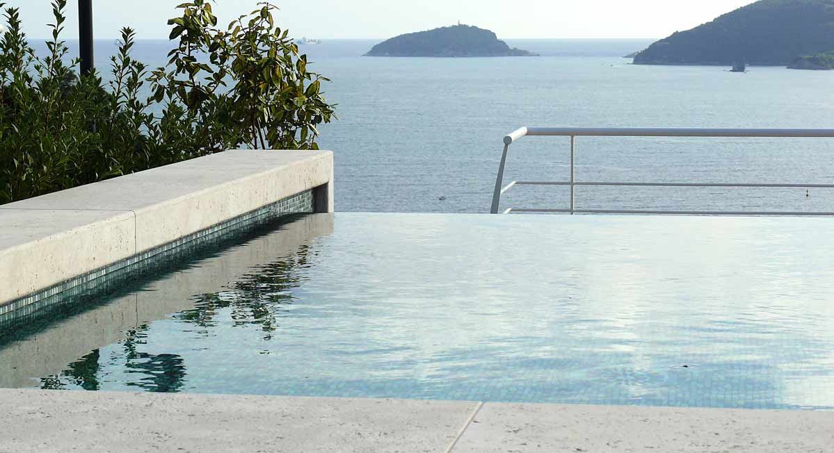 Una villa con piscina sul tetto - Tra le Cinque Terre e la Versilia, Maurizio Grassi Architetto Maurizio Grassi Architetto Hồ bơi phong cách hiện đại gốm sứ