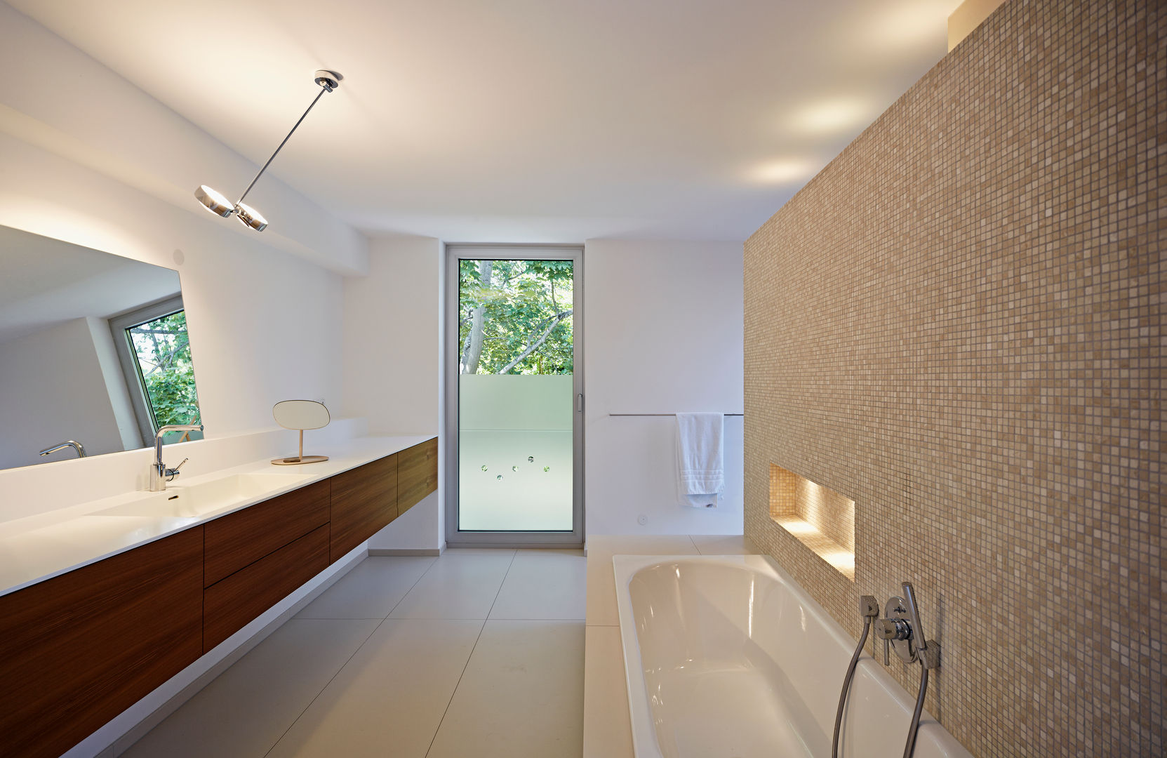 Badezimmer mit Waschbecken aus Corian Marcus Hofbauer Architekt Moderne Badezimmer