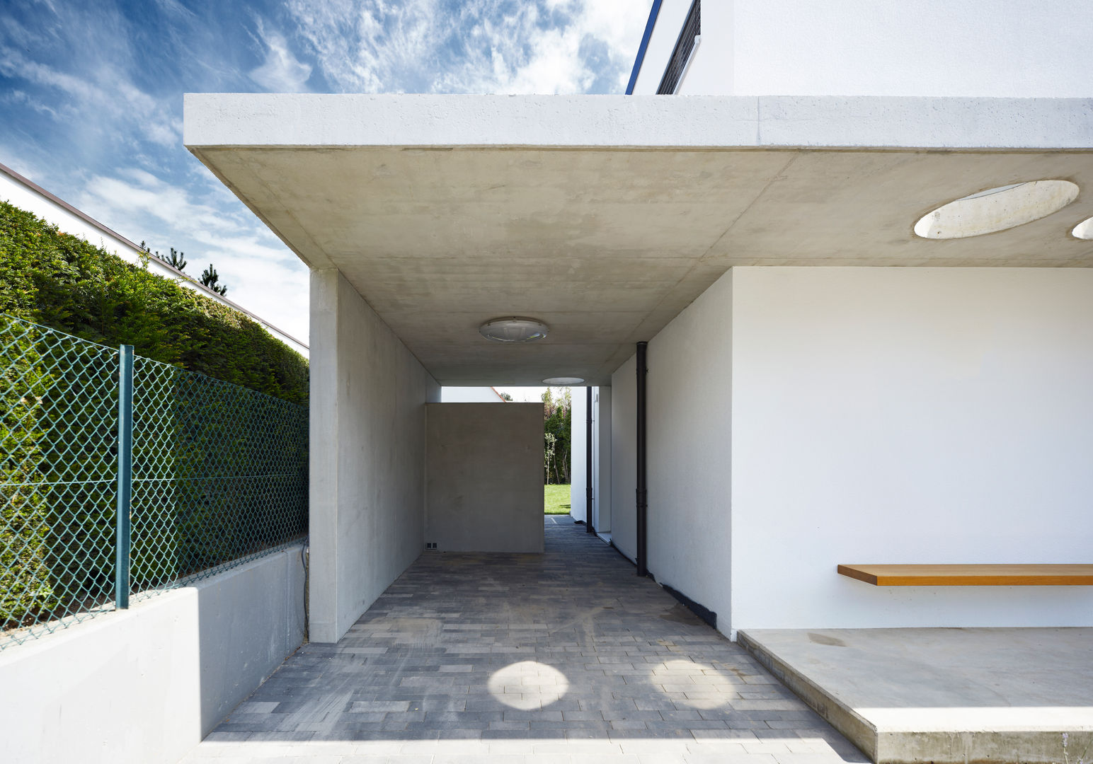 Modernes Einfamilienhaus mit puristischer Note, Marcus Hofbauer Architekt Marcus Hofbauer Architekt 모던스타일 차고 / 창고