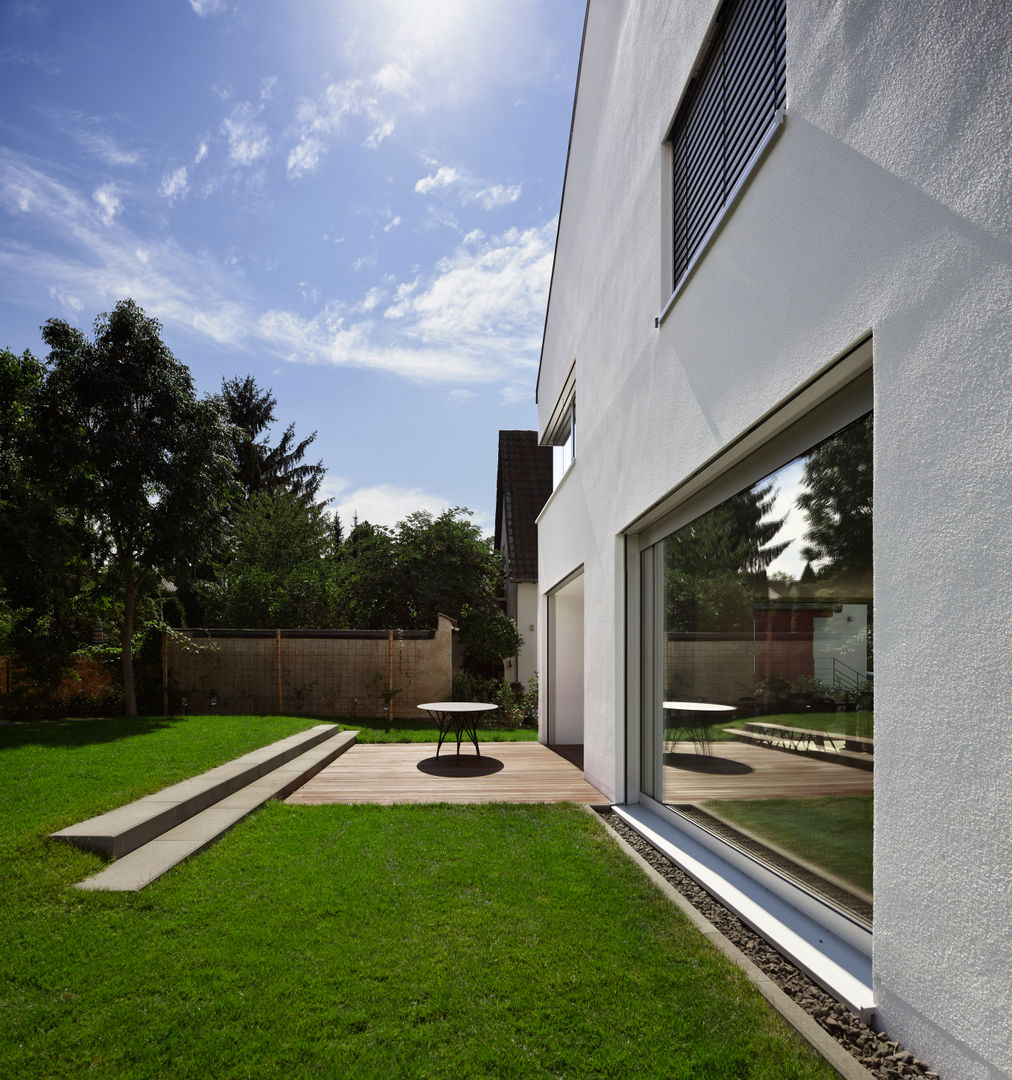 Modernes Einfamilienhaus mit puristischer Note, Marcus Hofbauer Architekt Marcus Hofbauer Architekt 露臺