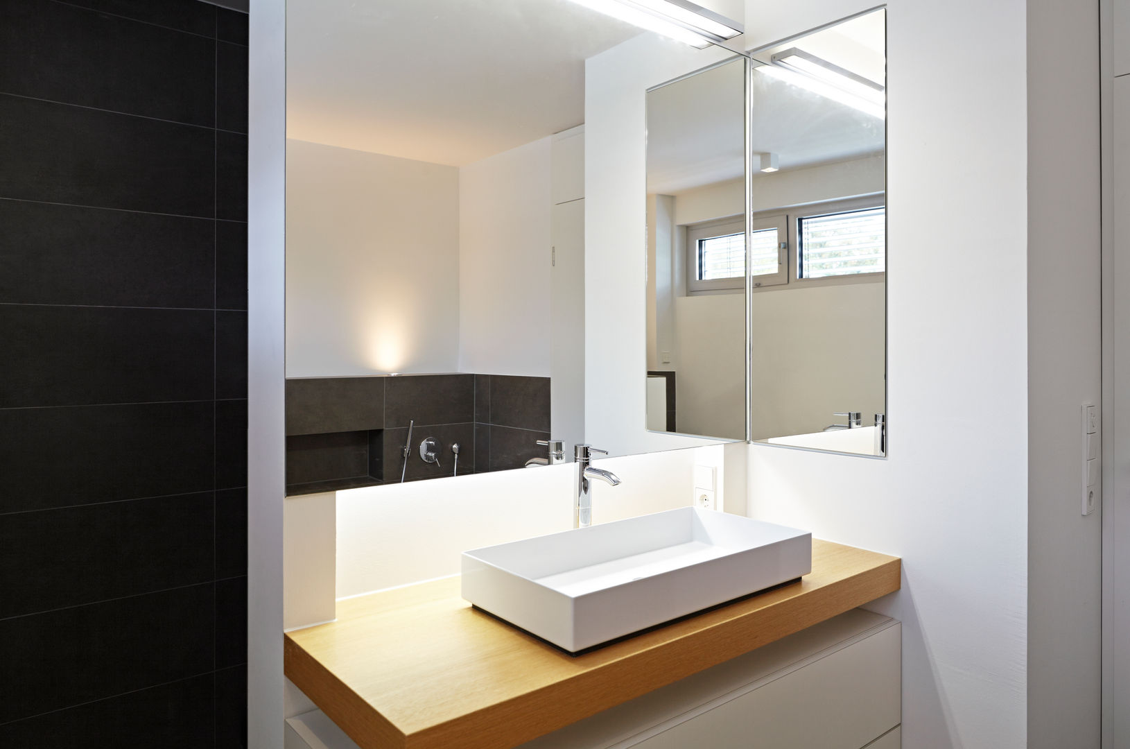 Modernes Einfamilienhaus mit puristischer Note, Marcus Hofbauer Architekt Marcus Hofbauer Architekt Modern bathroom