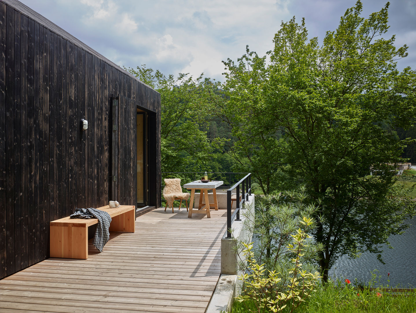 Modernes Holzhaus am See mit Traumausblick, Backraum Architektur Backraum Architektur Patios Wood Wood effect