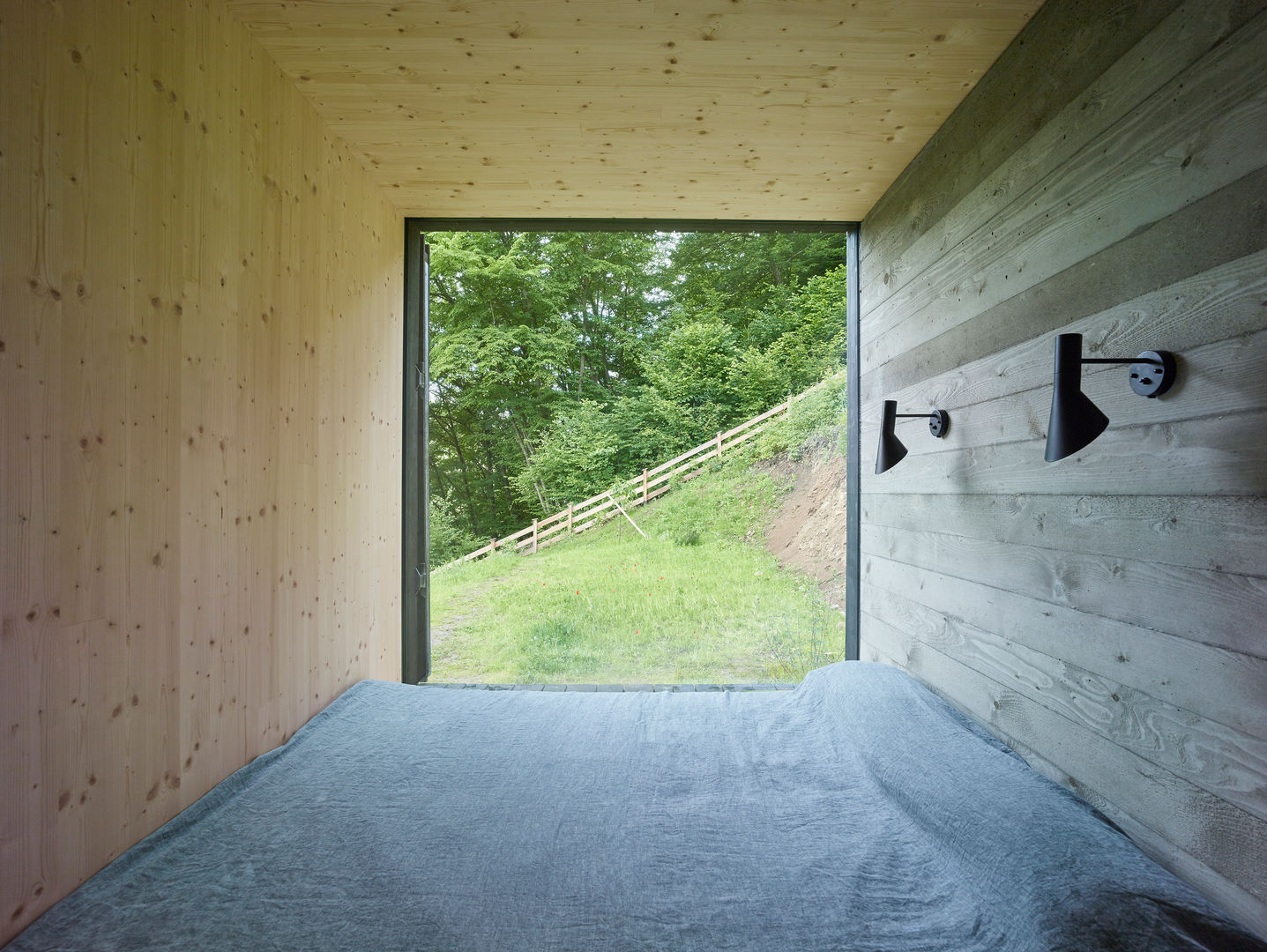 Modernes Holzhaus am See mit Traumausblick, Backraum Architektur Backraum Architektur Kamar Tidur Modern