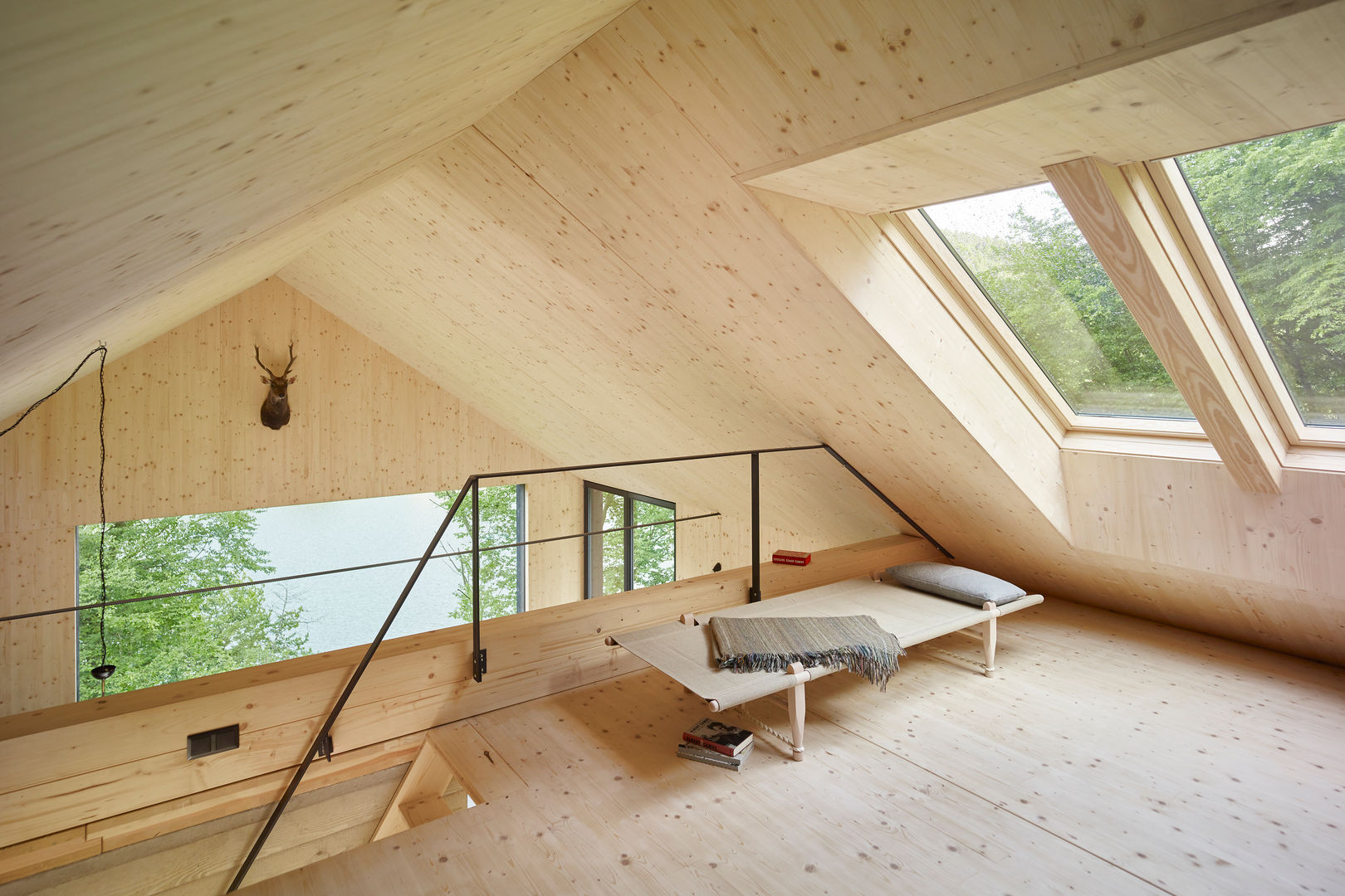 Modernes Holzhaus am See mit Traumausblick, Backraum Architektur Backraum Architektur Soggiorno moderno