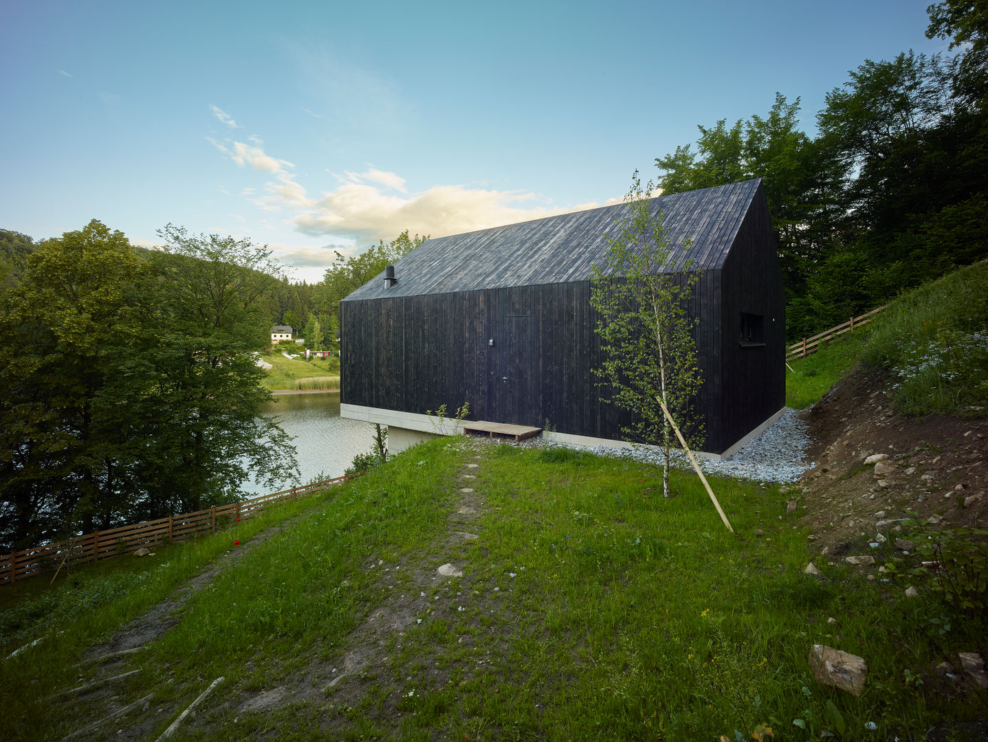 Modernes Holzhaus am See mit Traumausblick, Backraum Architektur Backraum Architektur منازل خشب Wood effect