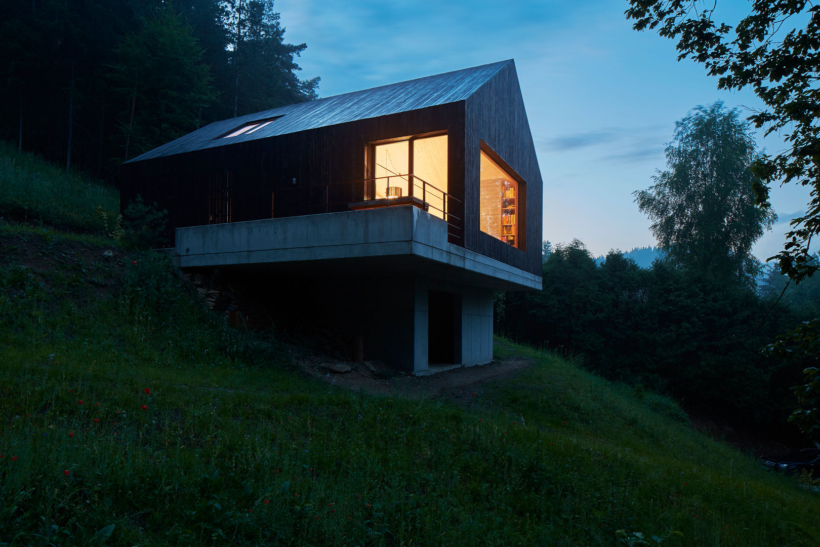 Maison en Bois Moderne Sur le Lac avec Une Vue de Rêve, Backraum Architektur Backraum Architektur Maisons modernes Bois Effet bois