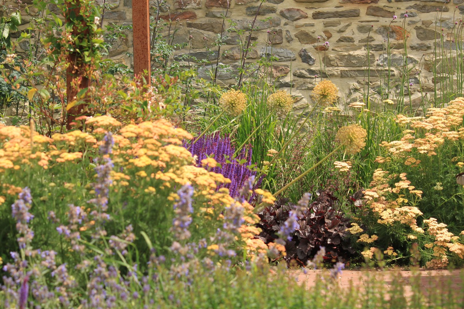 Bloementuin bij carre boerderij, Hoveniersbedrijf Guy Wolfs Hoveniersbedrijf Guy Wolfs Country style garden