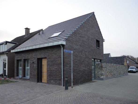 Woning te Mariaheide, martyvandeven bureau voor architectuur en techniek martyvandeven bureau voor architectuur en techniek Moderne huizen Het opbouwen van,Lucht,Raam,Auto,Asfalt,Weg oppervlak,Hout,Huis,Steen,woongebied