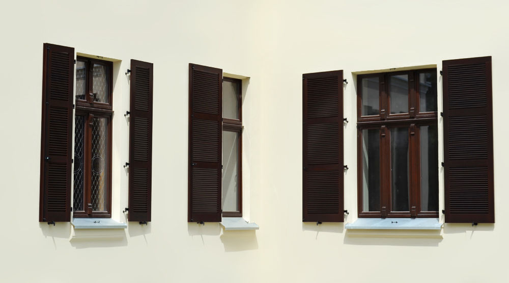 homify Cửa sổ & cửa ra vào phong cách kinh điển Gỗ Wood effect Blinds & shutters