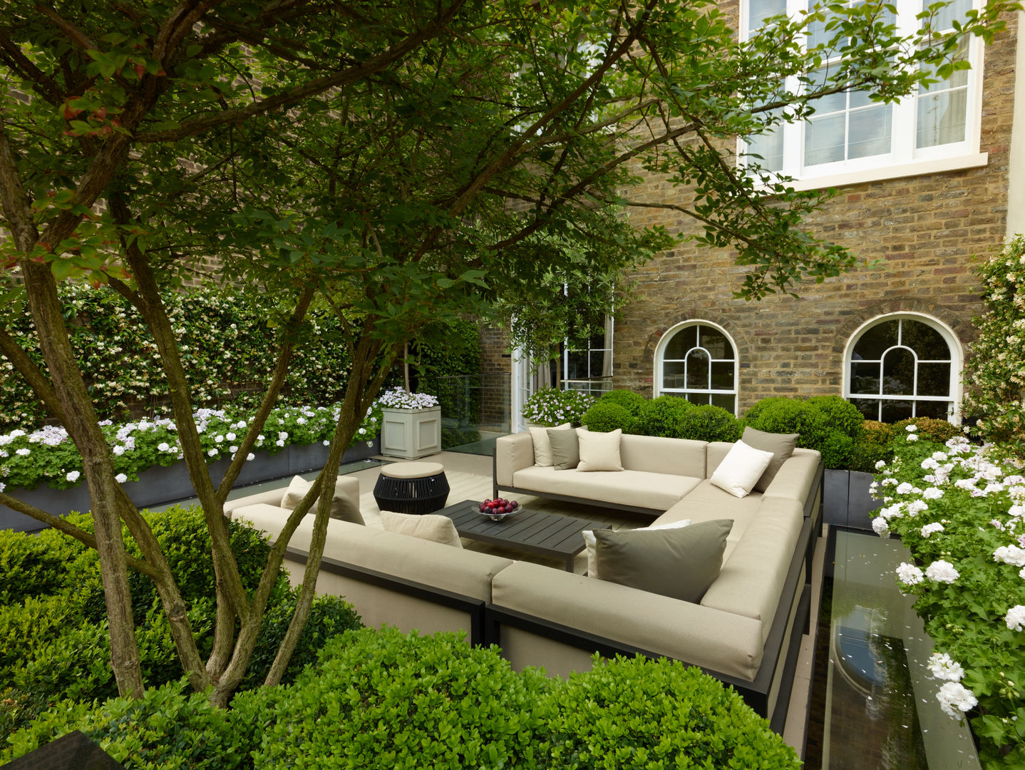 A London Roof Garden, Bowles & Wyer Bowles & Wyer بلكونة أو شرفة