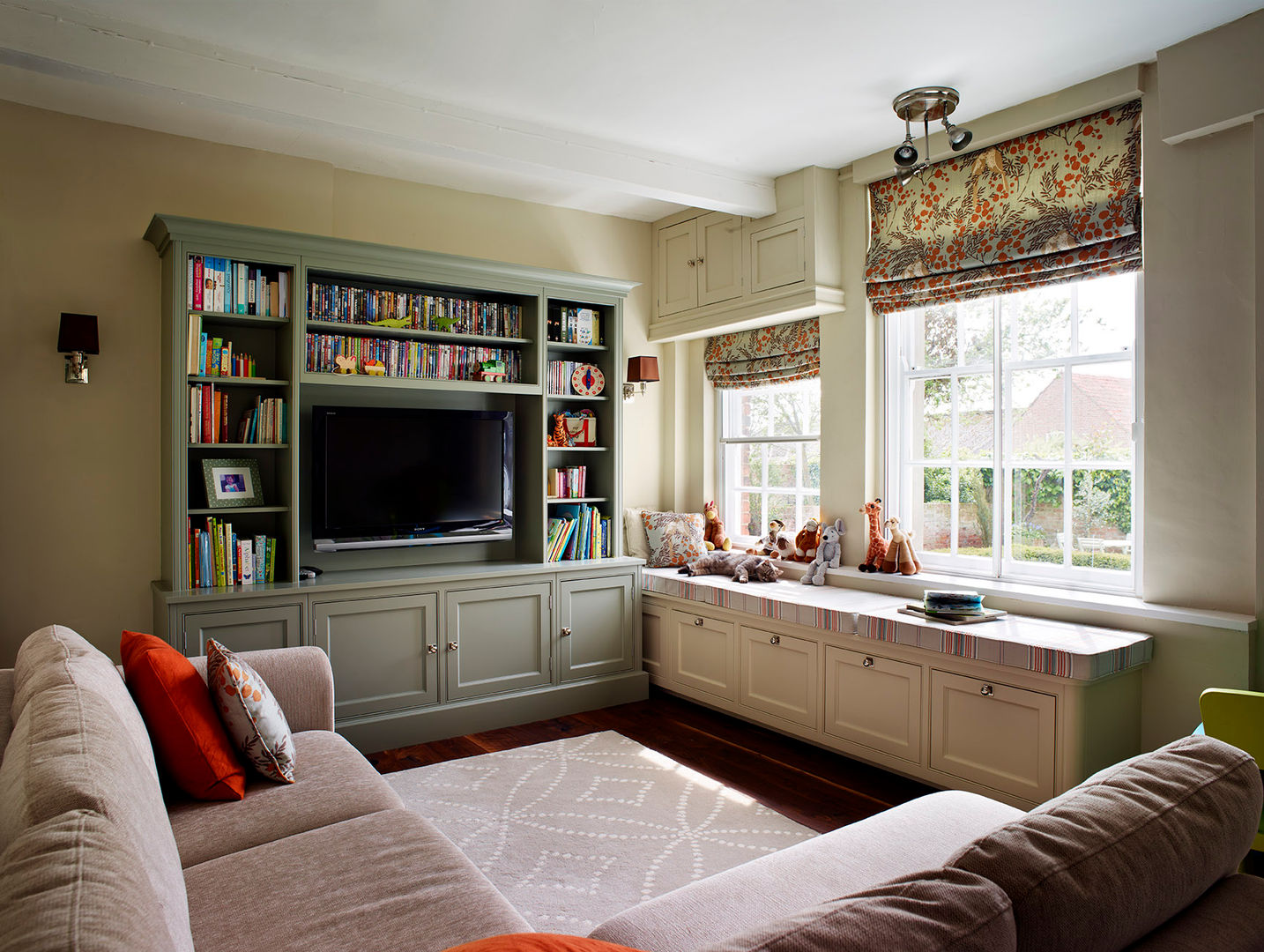 Fallowfield | Traditional English Country Kitchen Davonport Classic style living room Wood Wood effect