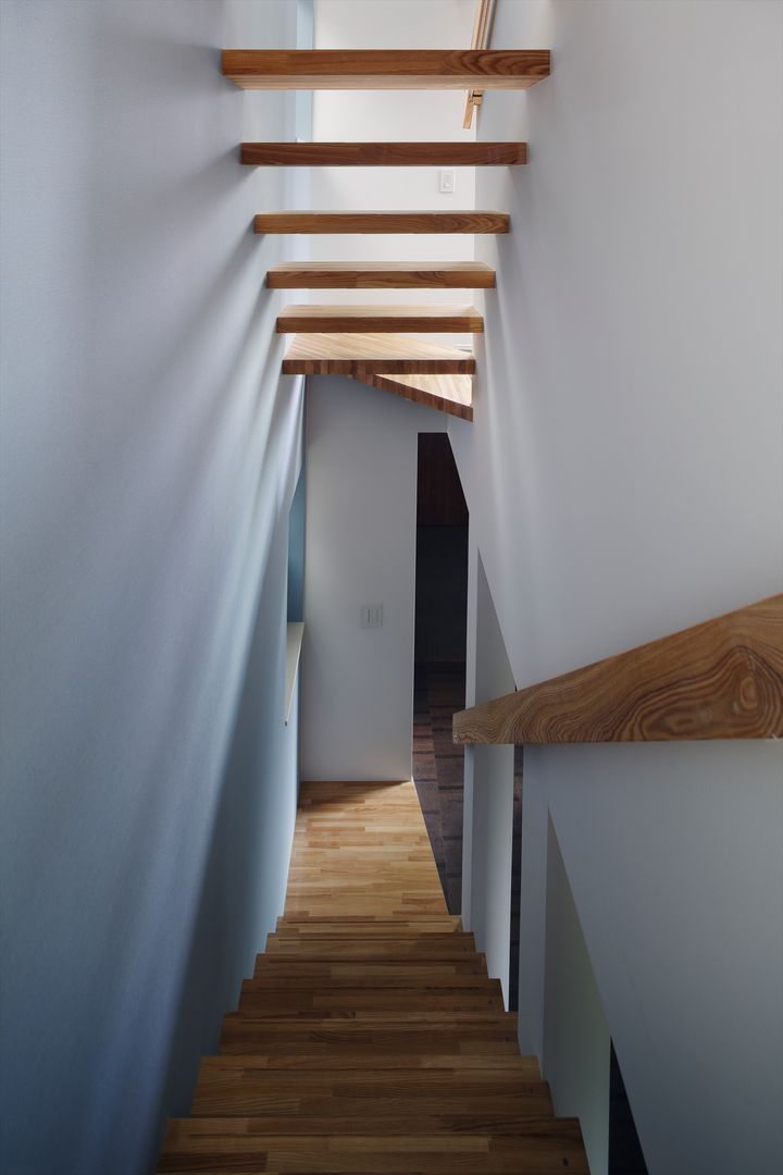 高津の家, 向山建築設計事務所 向山建築設計事務所 Modern Corridor, Hallway and Staircase