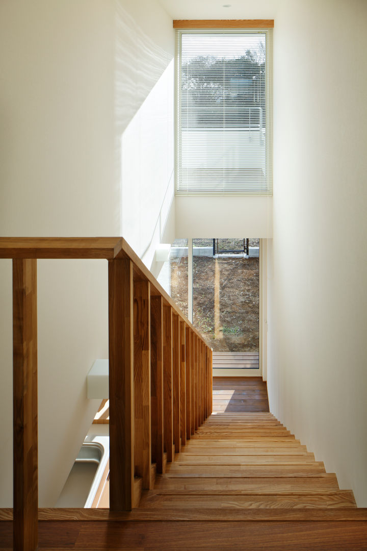 寺尾台の家, 向山建築設計事務所 向山建築設計事務所 Modern corridor, hallway & stairs