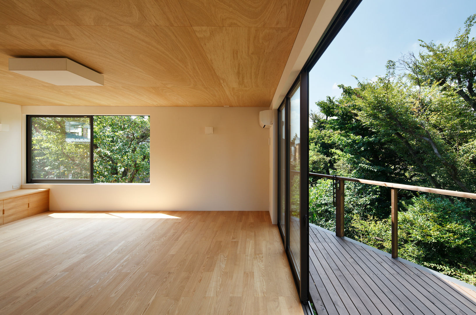 玉縄台の家, 向山建築設計事務所 向山建築設計事務所 Balcones y terrazas de estilo moderno