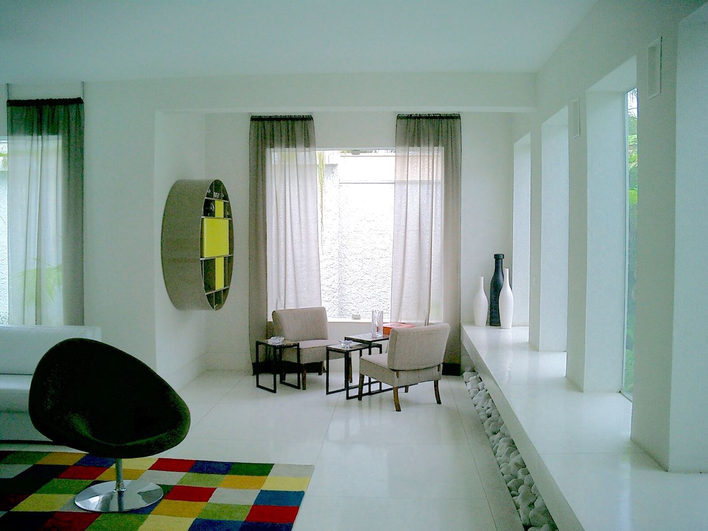 Casa minimalista na metrópole, Kika Prata Arquitetura e Interiores. Kika Prata Arquitetura e Interiores. Ruang Keluarga Minimalis