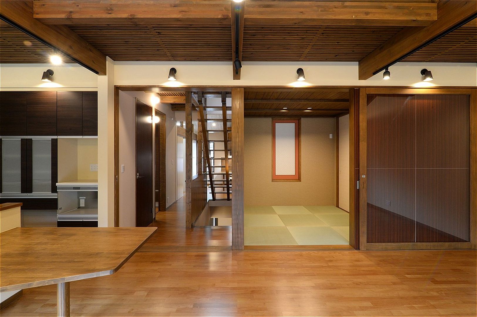 これからも自分らしく歩むための居所 －楽庵ー, atelier shige architects /アトリエシゲ一級建築士事務所 atelier shige architects /アトリエシゲ一級建築士事務所 Asian corridor, hallway & stairs Wood Wood effect