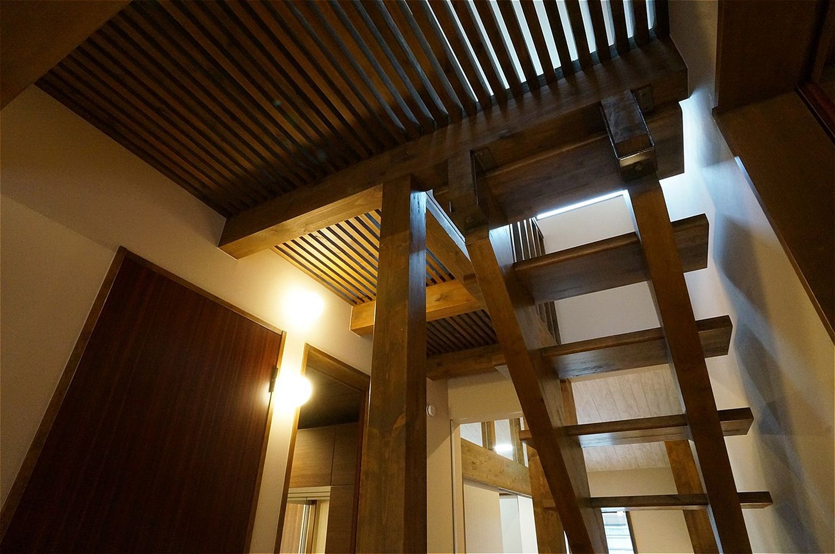 これからも自分らしく歩むための居所 －楽庵ー, atelier shige architects /アトリエシゲ一級建築士事務所 atelier shige architects /アトリエシゲ一級建築士事務所 Azjatycki korytarz, przedpokój i schody Drewno O efekcie drewna