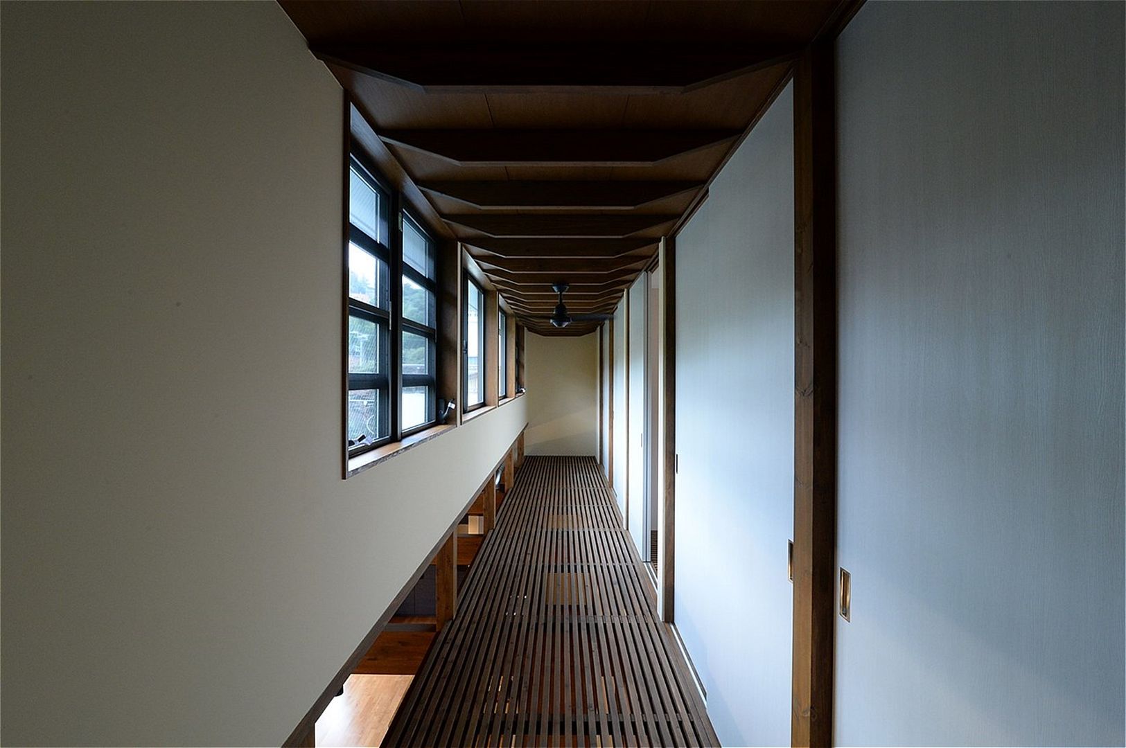 これからも自分らしく歩むための居所 －楽庵ー, atelier shige architects /アトリエシゲ一級建築士事務所 atelier shige architects /アトリエシゲ一級建築士事務所 Asian corridor, hallway & stairs Wood Wood effect