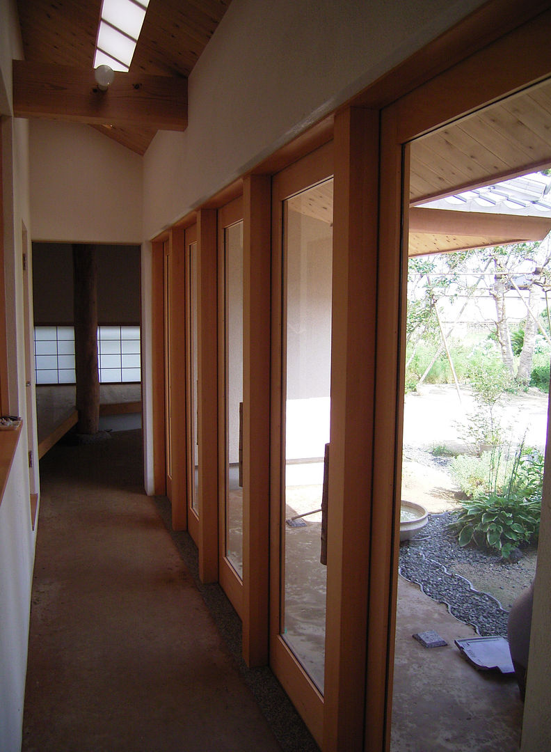 納屋のある家, 計画工房 辿 計画工房 辿 Asian style corridor, hallway & stairs Solid Wood Multicolored