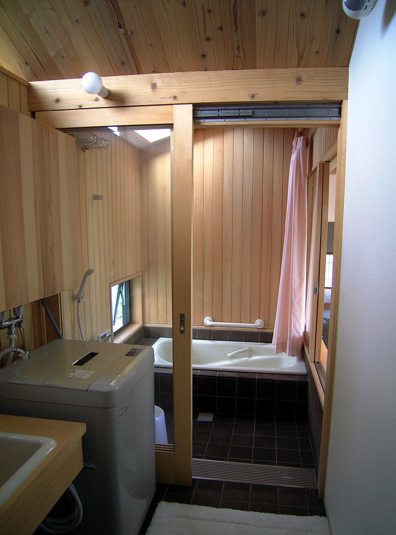 納屋のある家, 計画工房 辿 計画工房 辿 Baños de estilo ecléctico Madera maciza Multicolor