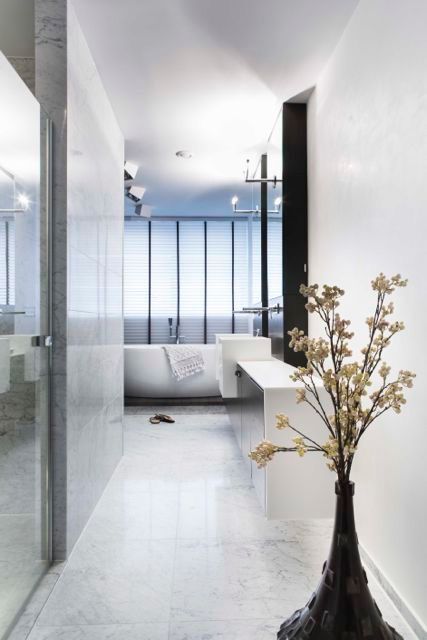 homify Modern bathroom