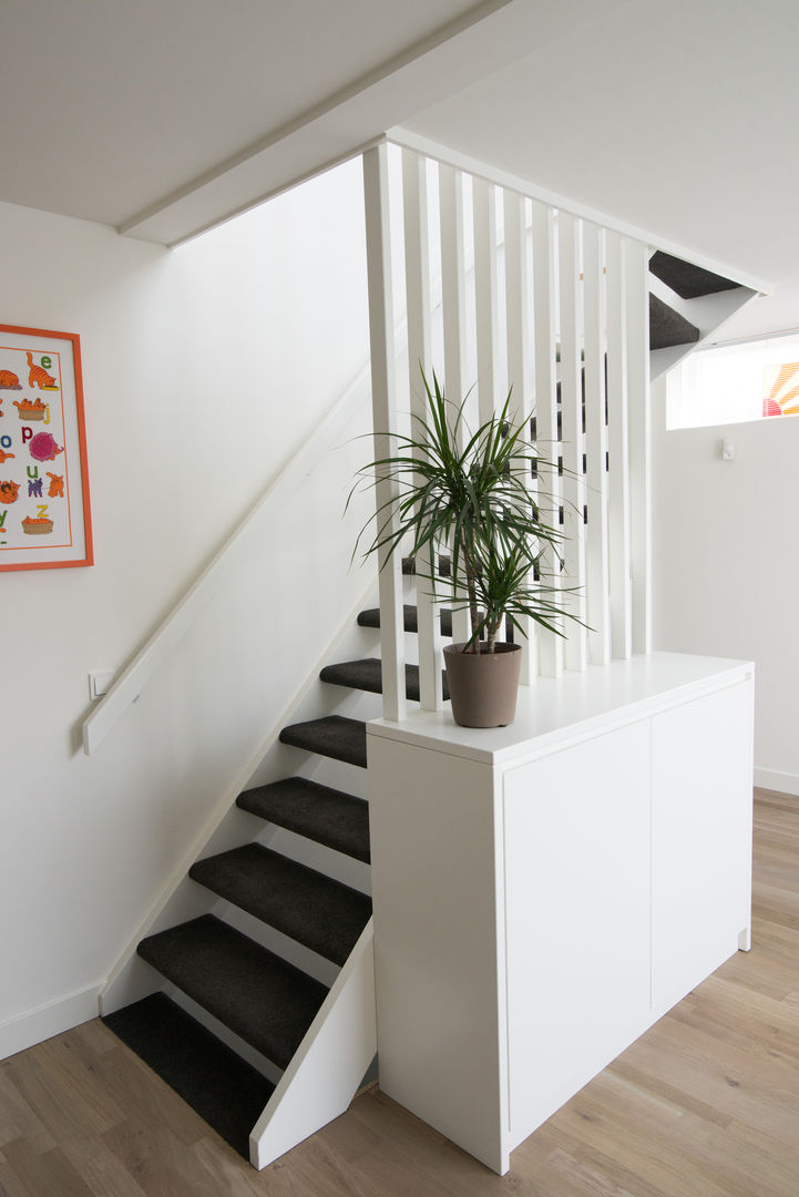 Woonhuis M&JW, Egbert Duijn architect+ Egbert Duijn architect+ Modern corridor, hallway & stairs