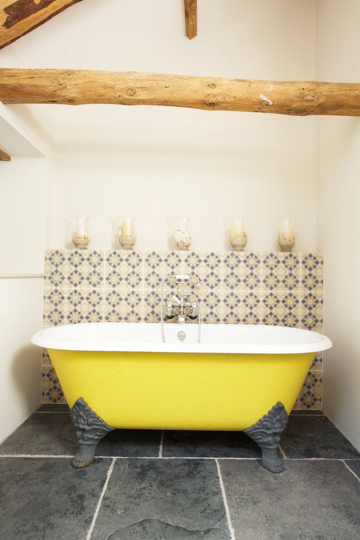 Yellow Bathtub Woodford Architecture and Interiors Kırsal Banyo Demir/Çelik