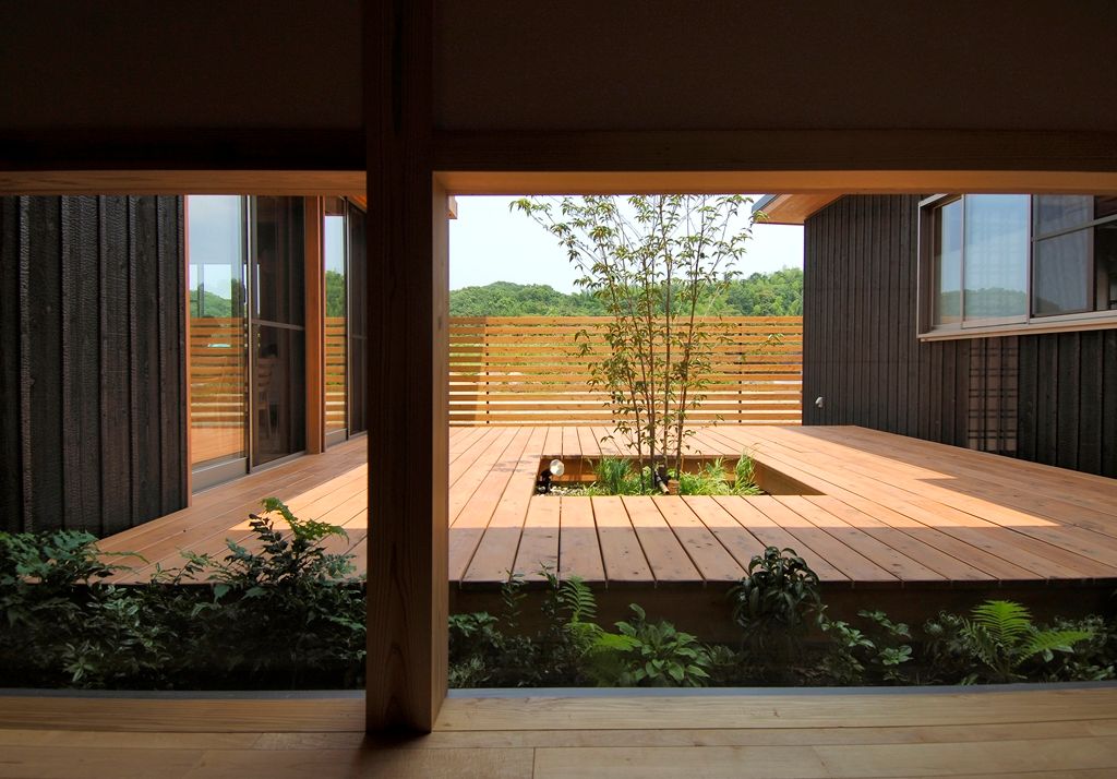 中庭を持つ高台のいえ, shu建築設計事務所 shu建築設計事務所 Asian style balcony, veranda & terrace Wood Wood effect