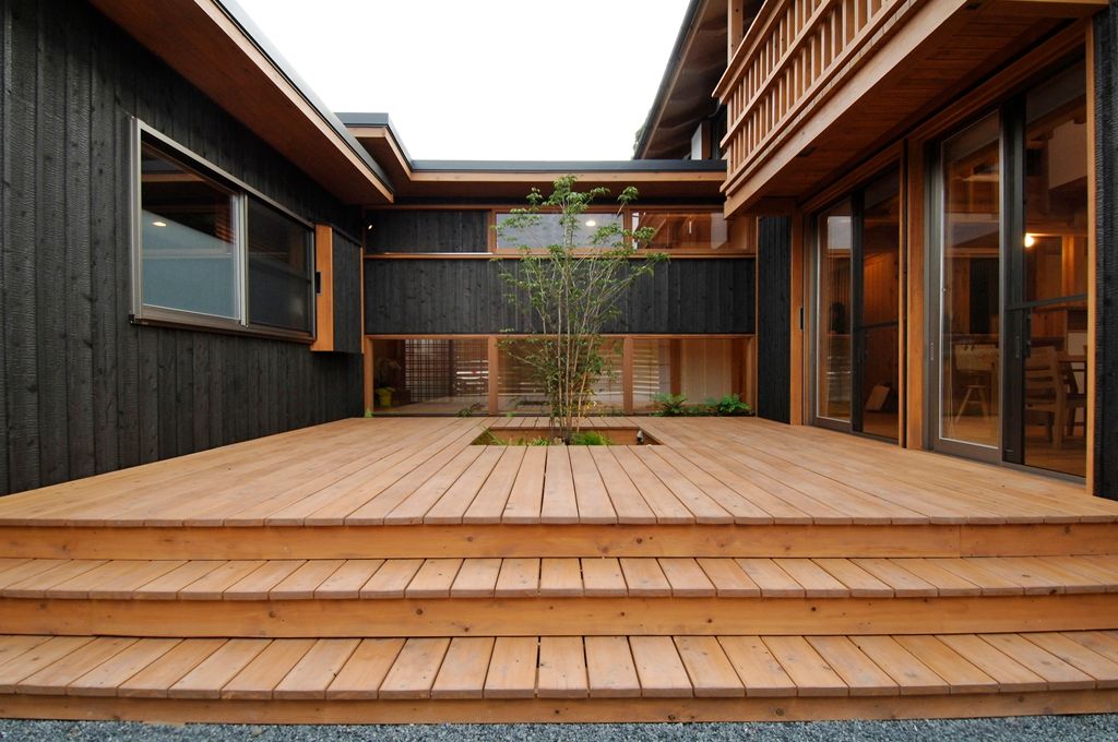 中庭を持つ高台のいえ, shu建築設計事務所 shu建築設計事務所 Moderner Balkon, Veranda & Terrasse Holz Holznachbildung