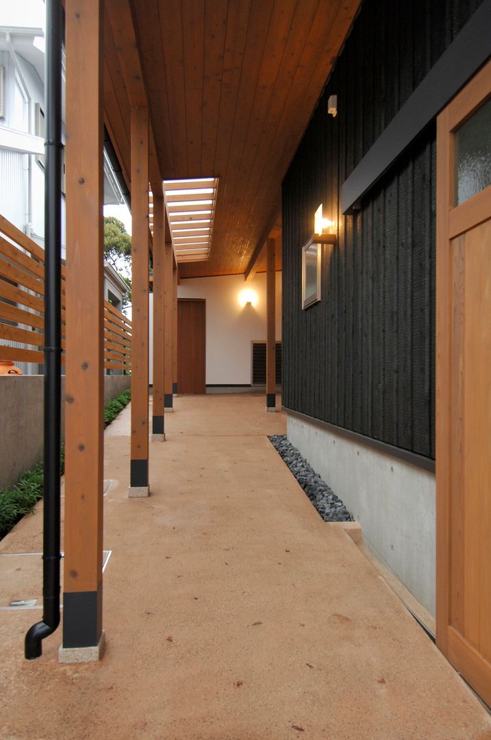 中庭を持つ高台のいえ, shu建築設計事務所 shu建築設計事務所 亞洲風玄關、階梯與走廊 木頭 Wood effect