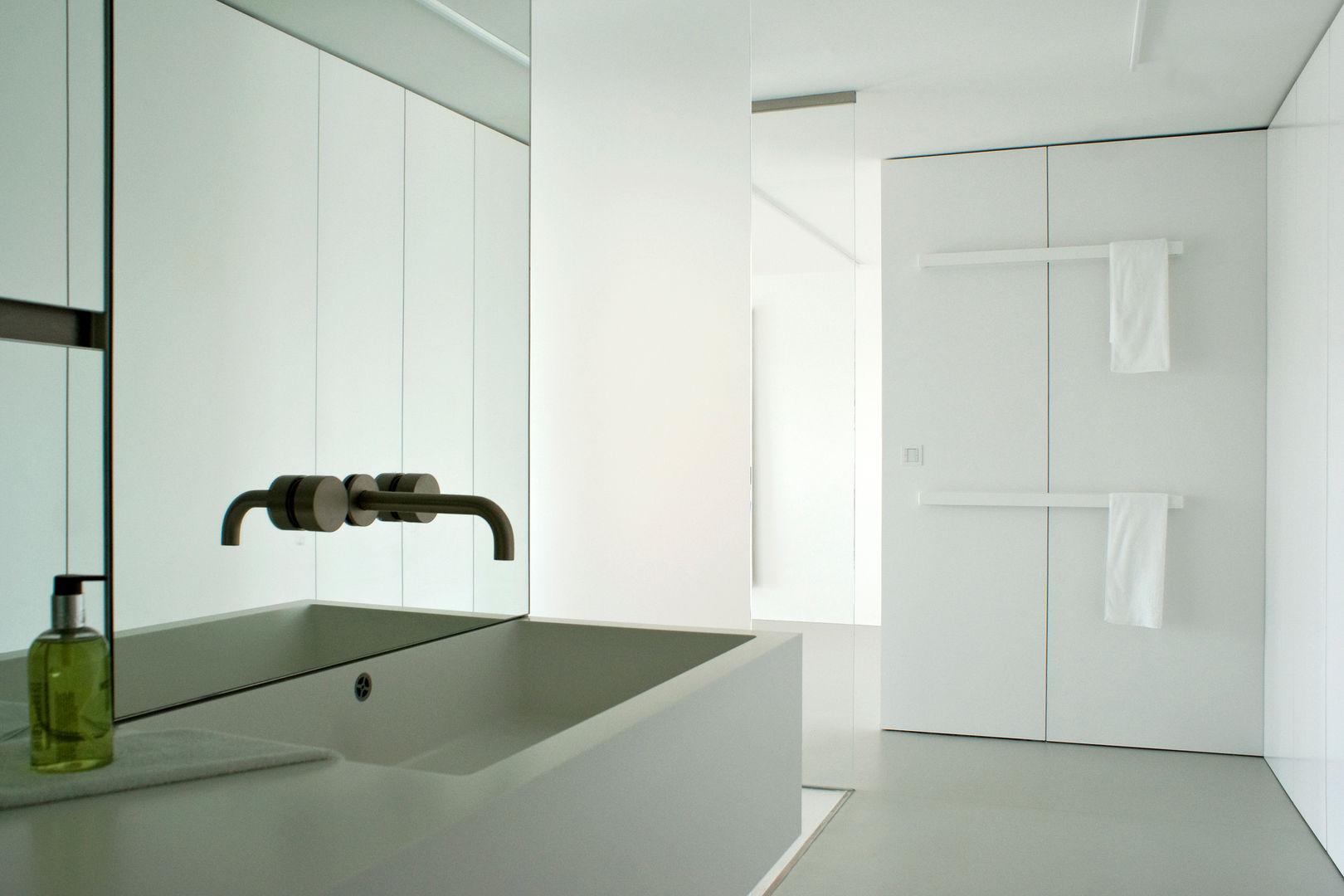 Wohnungsausbau Berlin-Mitte , DER RAUM DER RAUM Minimalist style bathroom