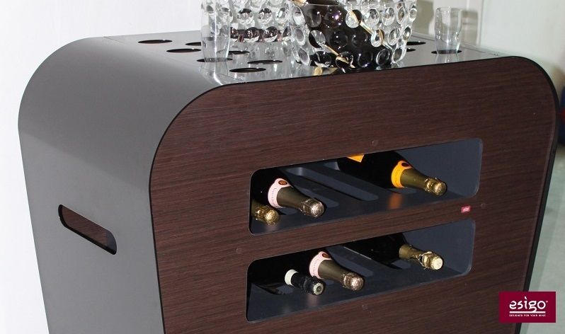 Contemporary design wine cart by Esigo Esigo SRL مساحات تجارية مكاتب العمل والمحال التجارية